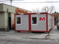 Fehér konténer üzlet.