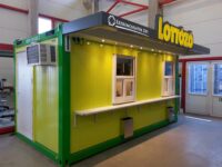 Pénztár konténer, sárga lottózó.