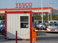 Fehér őrkonténer.