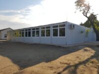 Szürke konténer iskola.