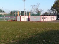 Egyszintes, fehér konténerépület.