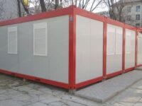 4 konténerből álló fehér irodakonténer épület, előtetővel.