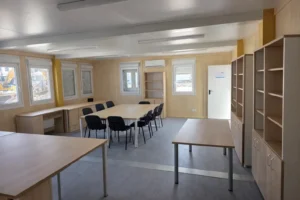 Moduláris iroda világos nappali fényben